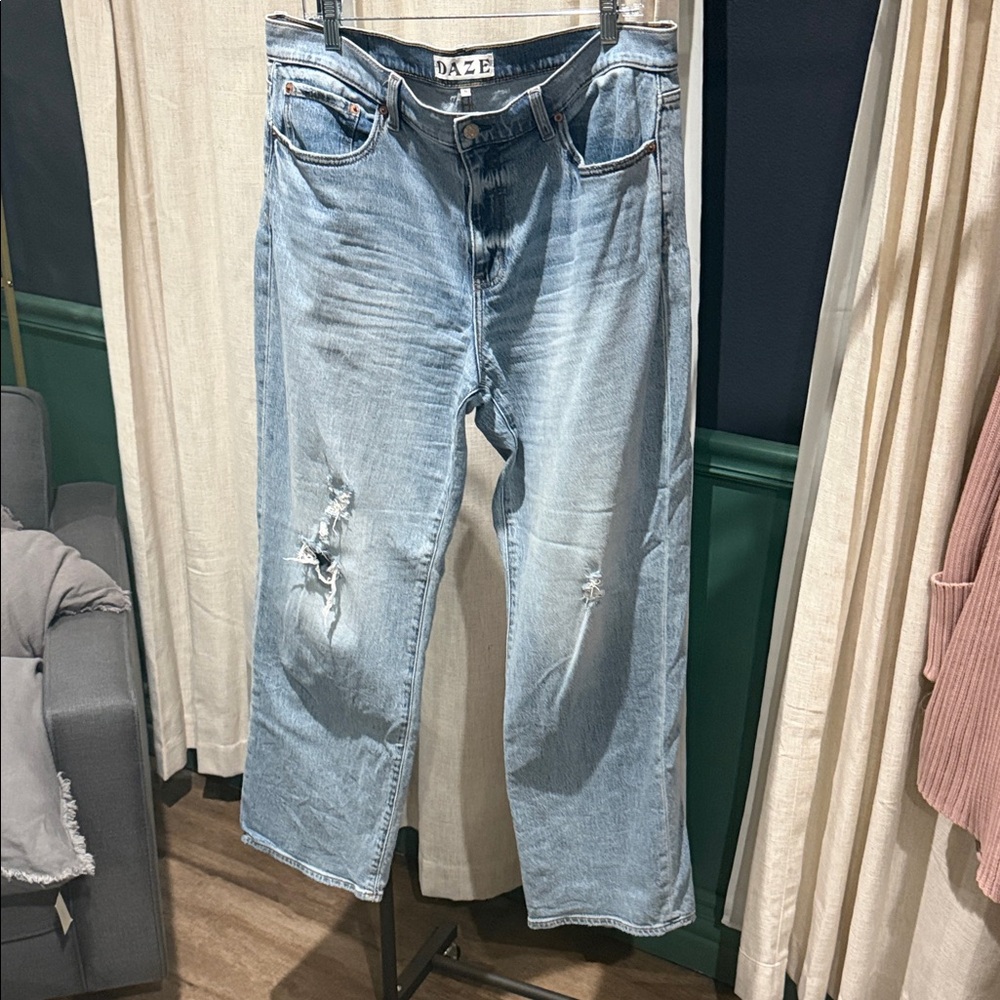 DAZE Women's Light Blue Straight Leg Jeans